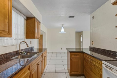 House in Miami Gardens, Florida 4 bedrooms, 136.85 sq.m. № 1982769 - photo 24