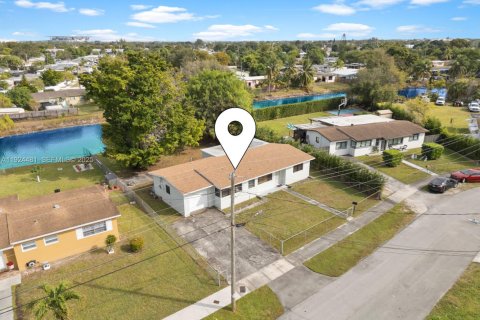 House in Miami Gardens, Florida 4 bedrooms, 136.85 sq.m. № 1982769 - photo 8