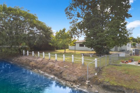 House in Miami Gardens, Florida 4 bedrooms, 136.85 sq.m. № 1982769 - photo 16