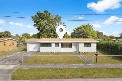 House in Miami Gardens, Florida 4 bedrooms, 136.85 sq.m. № 1982769 - photo 6