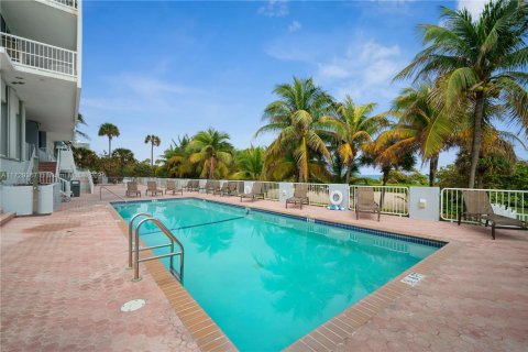 Condo in Surfside, Florida, 2 bedrooms  № 1488475 - photo 30