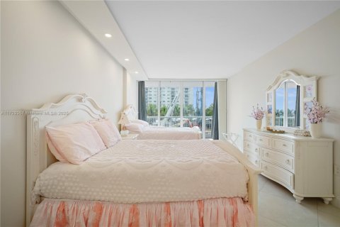 Condo in Surfside, Florida, 2 bedrooms  № 1488475 - photo 16