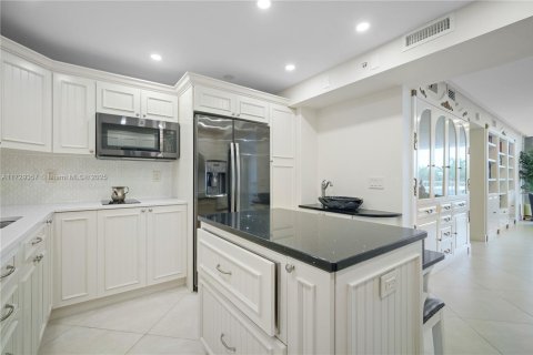 Condo in Surfside, Florida, 2 bedrooms  № 1488475 - photo 1