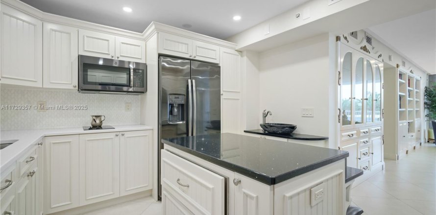 Condo in Surfside, Florida, 2 bedrooms  № 1488475