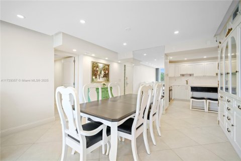 Condo in Surfside, Florida, 2 bedrooms  № 1488475 - photo 7