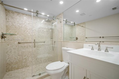 Condo in Surfside, Florida, 2 bedrooms  № 1488475 - photo 15