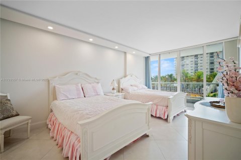Condo in Surfside, Florida, 2 bedrooms  № 1488475 - photo 12