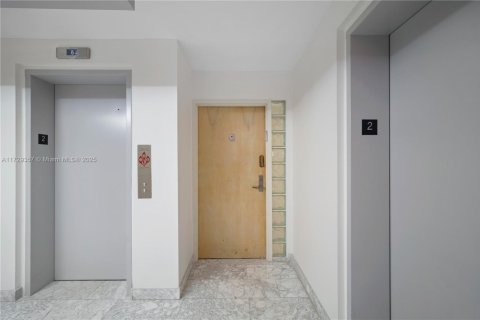Condo in Surfside, Florida, 2 bedrooms  № 1488475 - photo 23