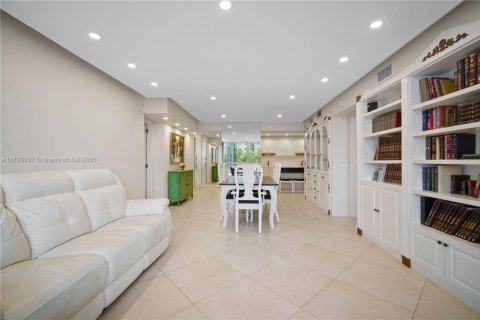 Condo in Surfside, Florida, 2 bedrooms  № 1488475 - photo 18