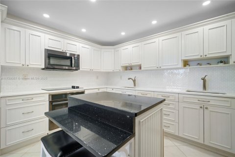 Condo in Surfside, Florida, 2 bedrooms  № 1488475 - photo 9
