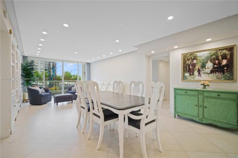 Condo in Surfside, Florida, 2 bedrooms  № 1488475 - photo 11