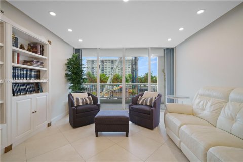 Condo in Surfside, Florida, 2 bedrooms  № 1488475 - photo 17