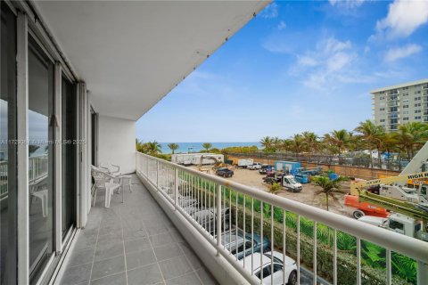 Condo in Surfside, Florida, 2 bedrooms  № 1488475 - photo 22