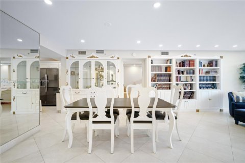 Condo in Surfside, Florida, 2 bedrooms  № 1488475 - photo 6