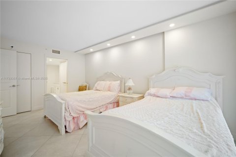 Condo in Surfside, Florida, 2 bedrooms  № 1488475 - photo 13