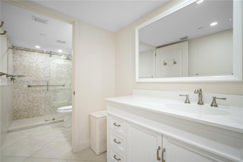 Condo in Surfside, Florida, 2 bedrooms  № 1488475 - photo 14