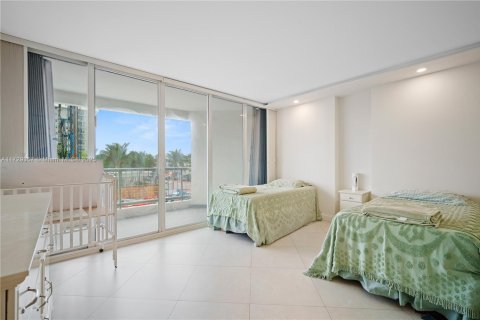 Condo in Surfside, Florida, 2 bedrooms  № 1488475 - photo 19
