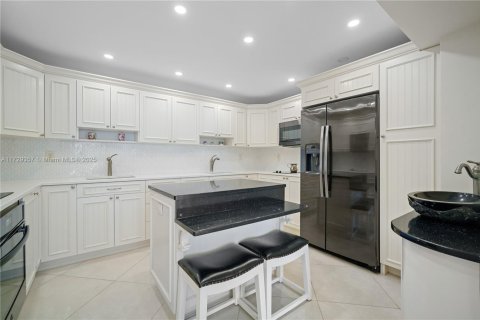 Condo in Surfside, Florida, 2 bedrooms  № 1488475 - photo 8