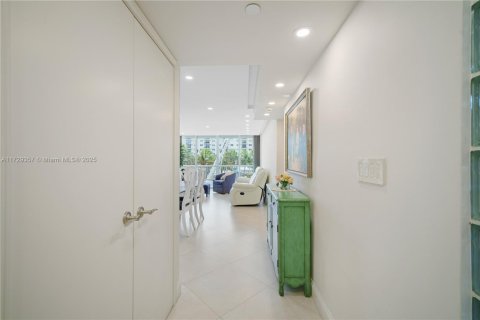 Condo in Surfside, Florida, 2 bedrooms  № 1488475 - photo 4