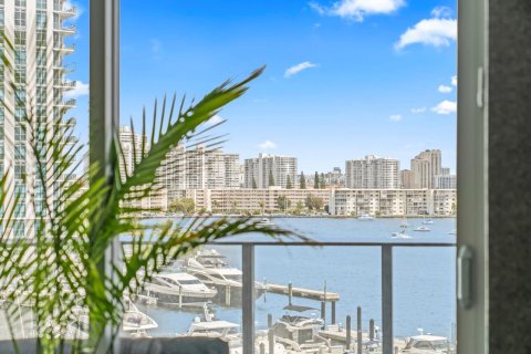 Condo in Aventura, Florida, 2 bedrooms  № 1221169 - photo 1