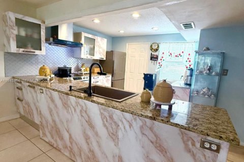 Condominio en Miami, Florida, 1 dormitorio  № 2002473