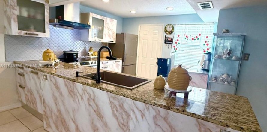 Condominio en Miami, Florida, 1 dormitorio  № 2002473