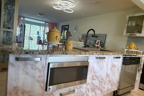 Condominio en venta en Miami, Florida, 1 dormitorio, 83.43 m2 № 2002473 - foto 11