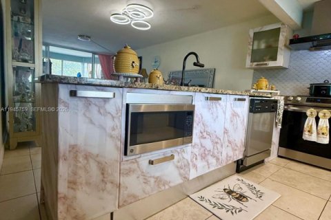 Condominio en venta en Miami, Florida, 1 dormitorio, 83.43 m2 № 2002473 - foto 2