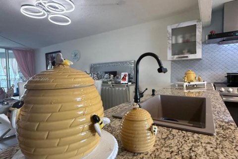 Condominio en venta en Miami, Florida, 1 dormitorio, 83.43 m2 № 2002473 - foto 7