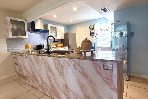 Condominio en venta en Miami, Florida, 1 dormitorio, 83.43 m2 № 2002473 - foto 13