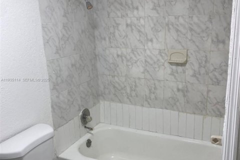 House in Pompano Beach, Florida 3 bedrooms, 104.14 sq.m. № 1994119 - photo 23