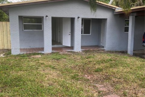 House in Pompano Beach, Florida 3 bedrooms, 104.14 sq.m. № 1994119 - photo 1