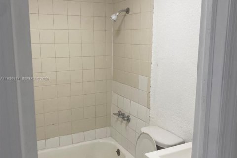 House in Pompano Beach, Florida 3 bedrooms, 104.14 sq.m. № 1994119 - photo 21