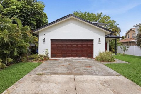 Casa en venta en Saint Petersburg, Florida, 5 dormitorios, 254.55 m2 № 2385570 - foto 2