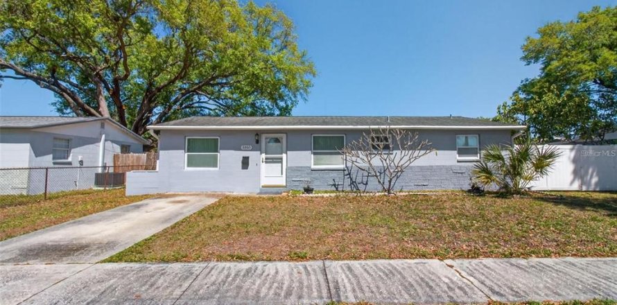 House in Pinellas Park, Florida 3 bedrooms, 98.66 sq.m. № 2096506
