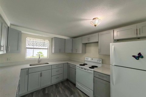 House in Pinellas Park, Florida 3 bedrooms, 98.66 sq.m. № 2096506 - photo 7
