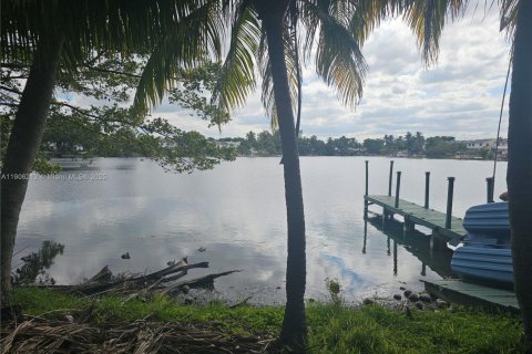 Adosado en venta en Hialeah, Florida, 2 dormitorios, 124.86 m2 № 1956879 - foto 10