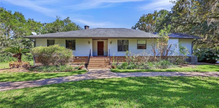 House in Gainesville, Florida 3 bedrooms, 385.73 sq.m. № 2419740
