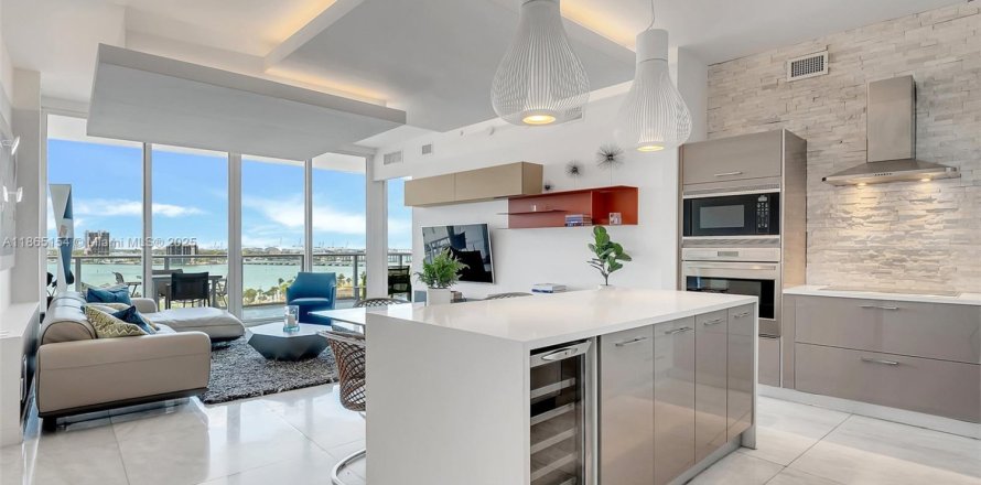 Кондоминиум с 2 спальнями в Майами, Флорида № 1928124