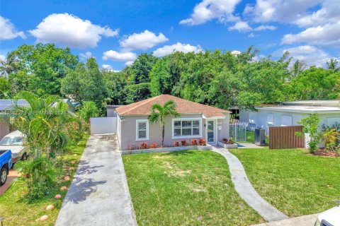 Дом в Холливуд, Флорида 1 спальня, 135.92м2 № 2029425