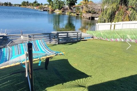 Townhouse in Dania Beach, Florida 3 bedrooms, 223.89 sq.m. № 1944564 - photo 1
