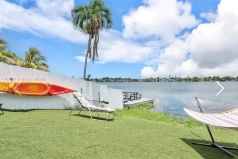 Townhouse in Dania Beach, Florida 3 bedrooms, 223.89 sq.m. № 1944564 - photo 4