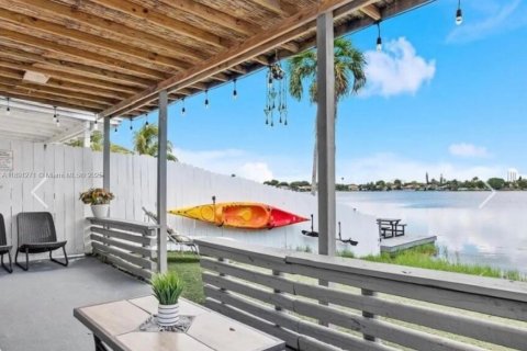 Townhouse in Dania Beach, Florida 3 bedrooms, 223.89 sq.m. № 1944564 - photo 2