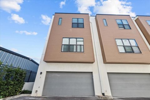 Townhouse in Tampa, Florida 2 bedrooms, 162.39 sq.m. № 1550776 - photo 2