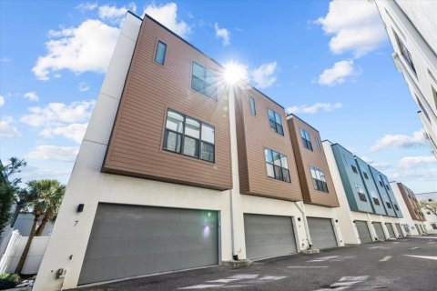Townhouse in Tampa, Florida 2 bedrooms, 162.39 sq.m. № 1550776 - photo 1
