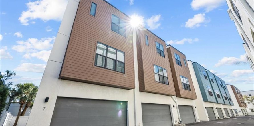 Townhouse in Tampa, Florida 2 bedrooms, 162.39 sq.m. № 1550776