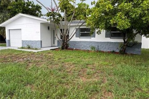 Casa en alquiler en Saint Petersburg, Florida, 3 dormitorios, 110.18 m2 № 1915930 - foto 1