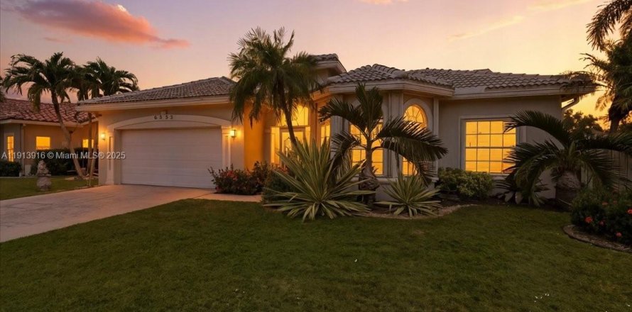 House in Boynton Beach, Florida 3 bedrooms, 162.58 sq.m. № 1969516