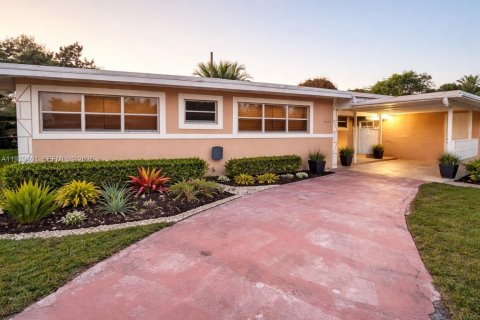 House in Miami Gardens, Florida 3 bedrooms, 156.17 sq.m. № 1997408