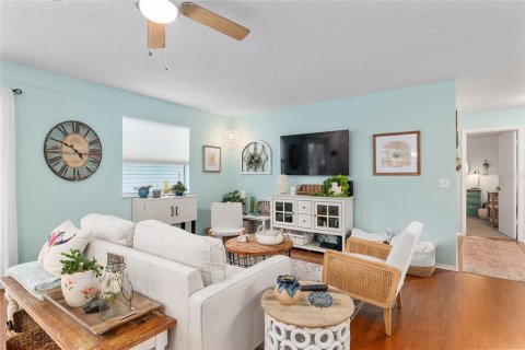 House in The Villages, Florida 2 bedrooms, 104.14 sq.m. № 1736936 - photo 16